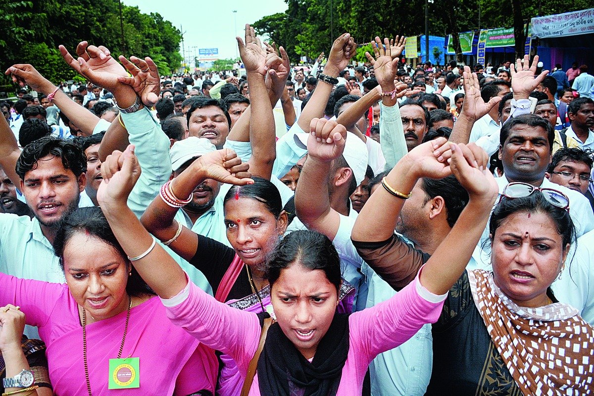 Teachers Protest at Education Minister's House