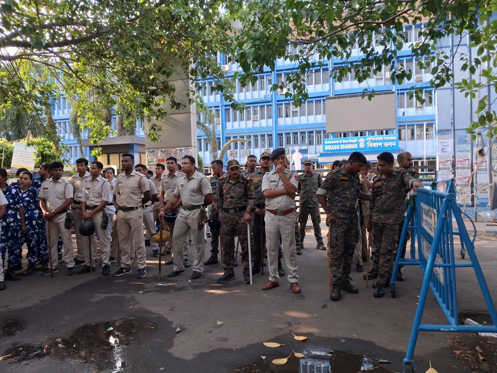 যোগ্য শিক্ষকদের বিকাশ ভবন অভিযানে সংঘর্ষের ঘটনায় ১৫ জনের বিরুদ্ধে পুলিশের সমন